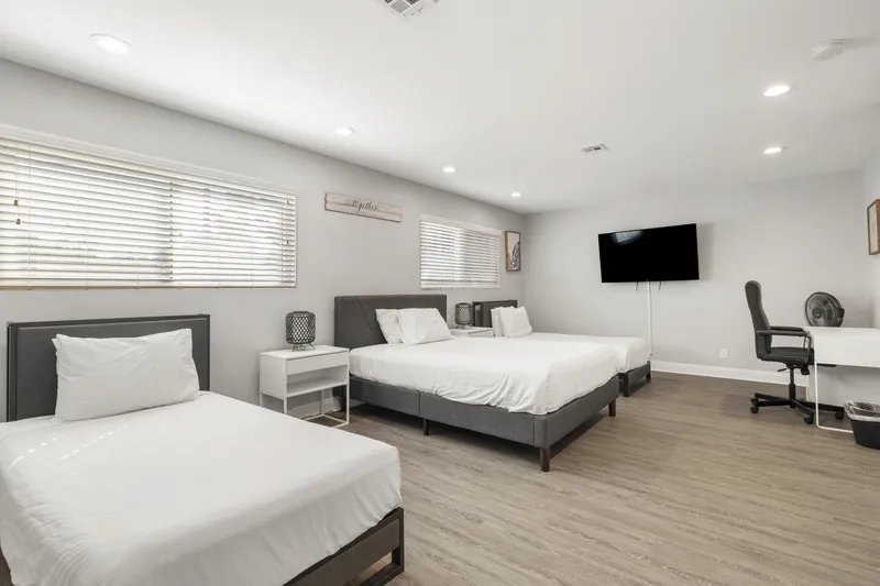 4 Bedroom Mansion w/ Amazing Backyard Pool! — photo 11 of 39