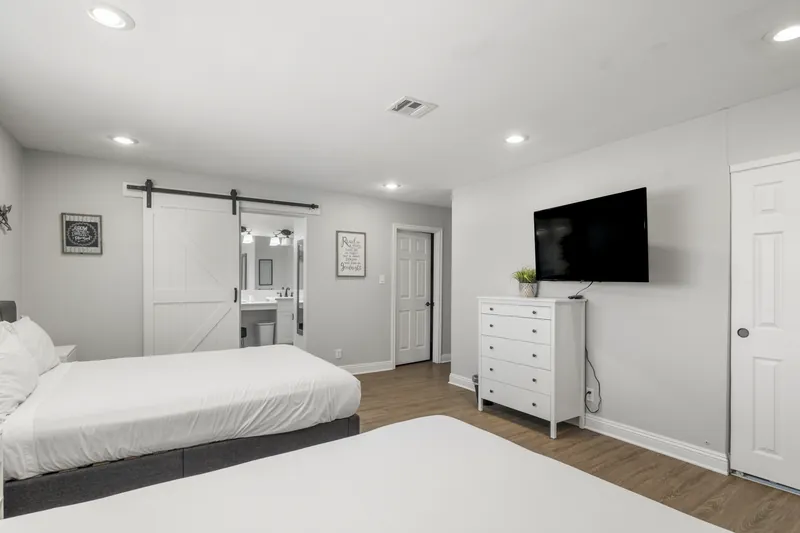 4 Bedroom Mansion w/ Amazing Backyard Pool! — photo 14 of 39