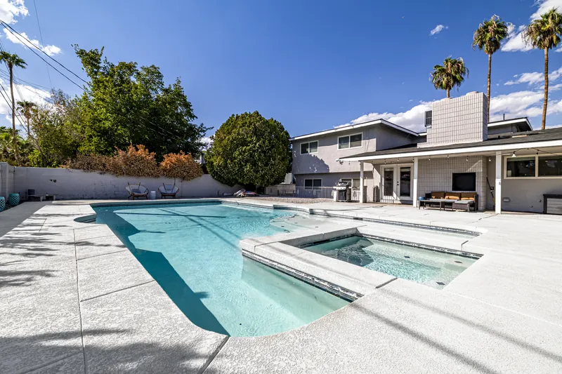 4 Bedroom Mansion w/ Amazing Backyard Pool! — photo 26 of 39