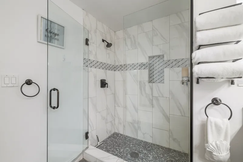 4 Bedroom Mansion w/ Amazing Backyard Pool! — photo 16 of 39