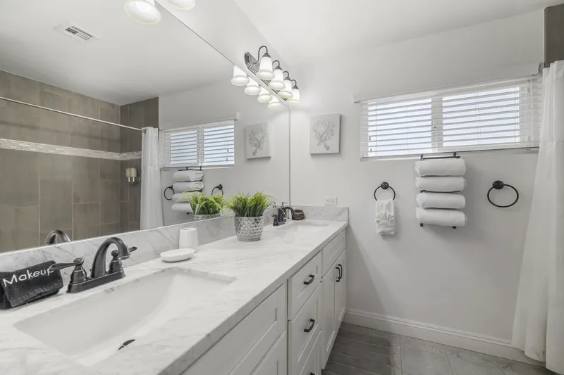 4 Bedroom Mansion w/ Amazing Backyard Pool! — photo 21 of 39